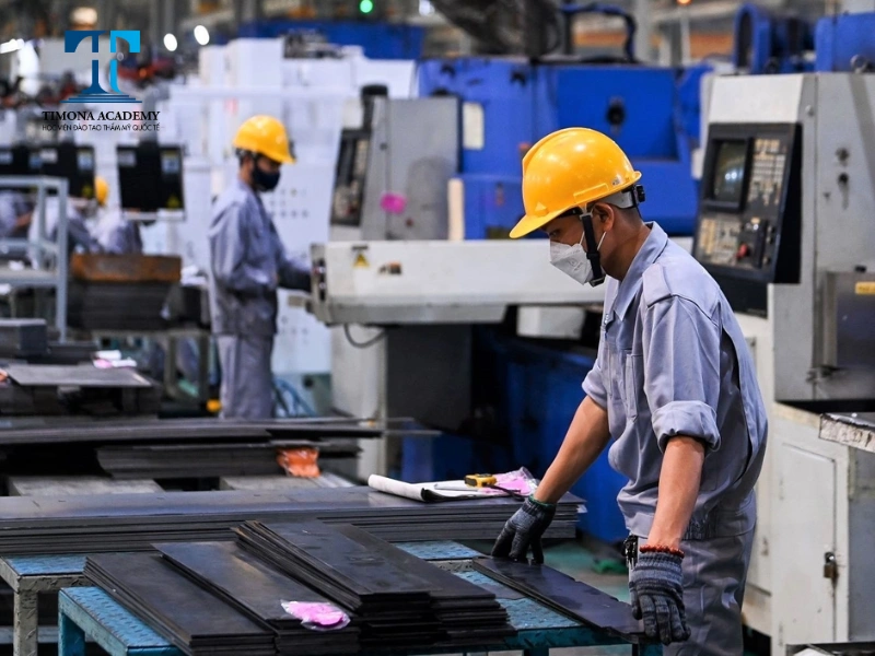 Ngành cơ khí phù hợp với các bạn nam giới không giỏi tiếng Anh