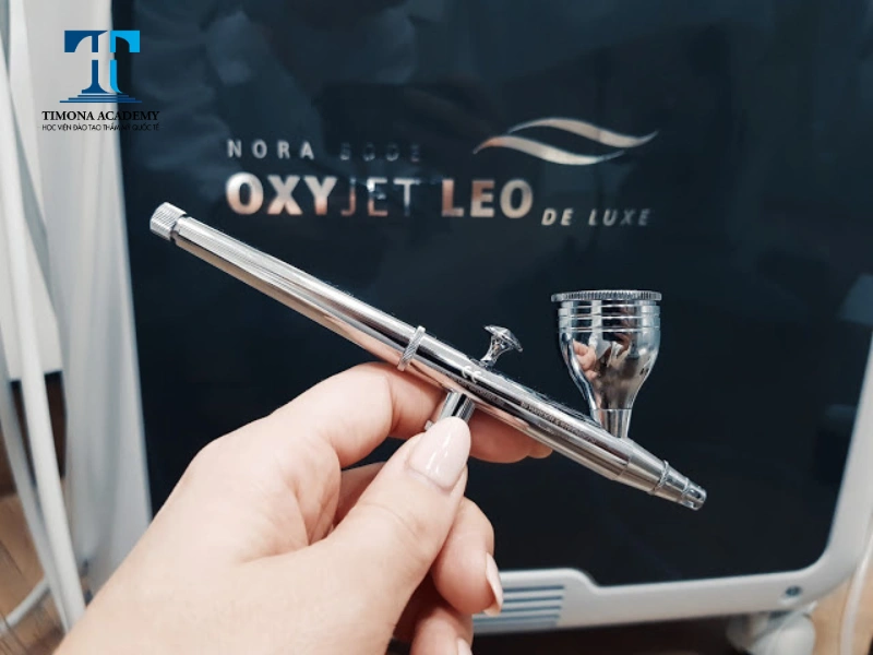 Phun oxy tươi cần sử dụng thiết bị chuyên dụng để nén và đưa oxy tươi vào da với áp suất phù hợp