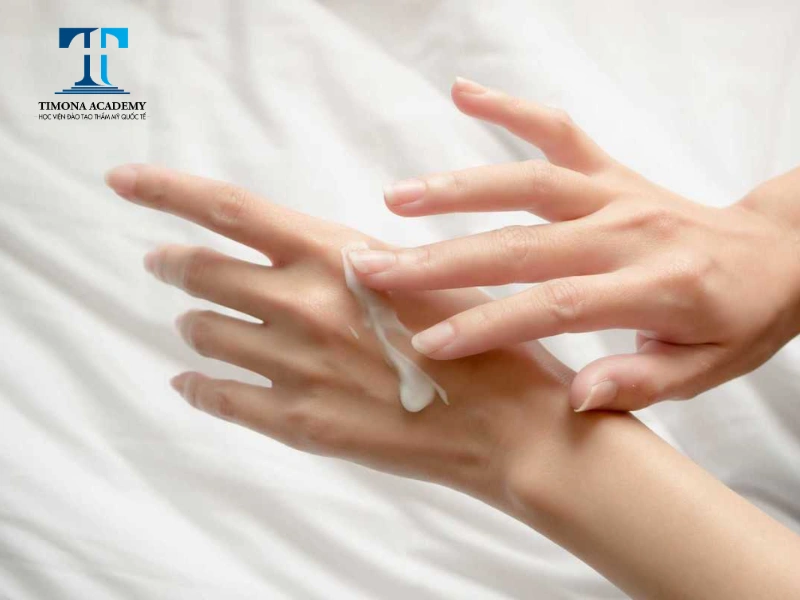 Sử dụng kem dưỡng ẩm giúp da trẻ hóa hiệu quả