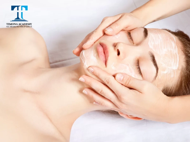 Bôi kem khóa ẩm sau khi tẩy tế bào chết