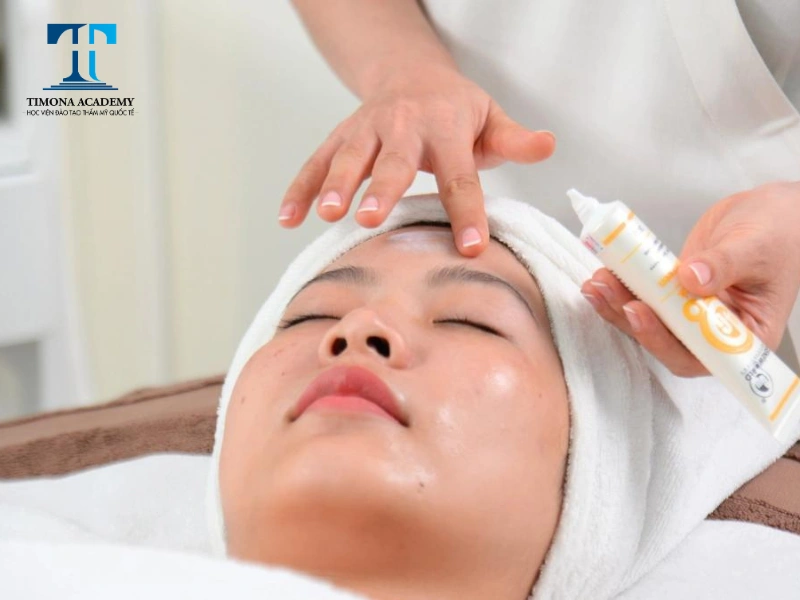 Bôi kem chống nắng là bước không thể thiếu trong quy trình chăm sóc da cho bà bầu