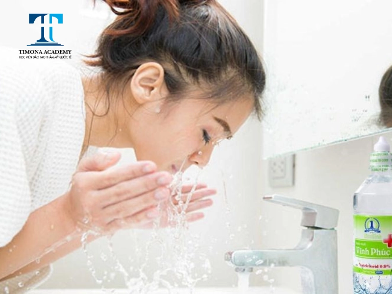 làm sạch da trong những ngày đầu bằng nước muối