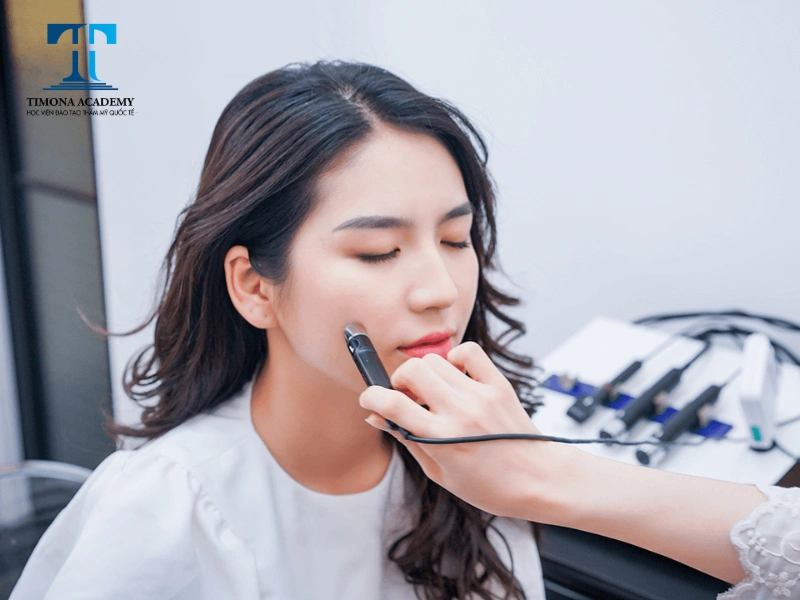 Dùng máy soi da để nhận biết sẹo đáy nhọn