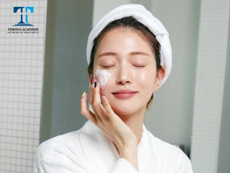 Làn da hỗn hợp có vùng chữ T thường xuyên đổ dầu và nhờn rít