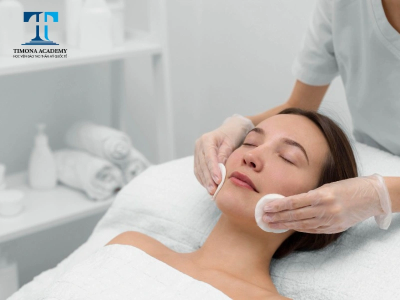 Tẩy trang là bước cần thiết trong quy trình chăm sóc da hỗn hợp thiên dầu