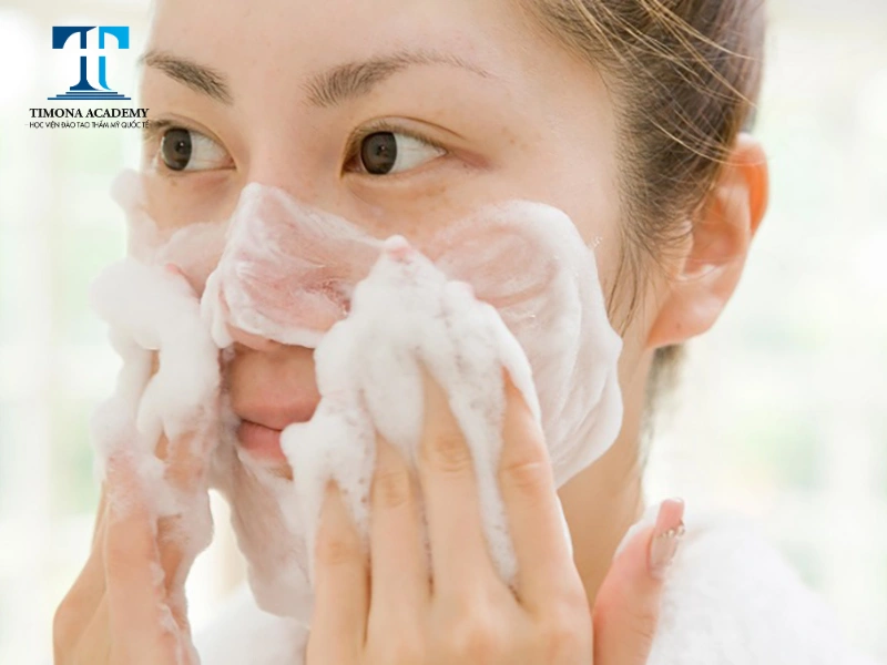 Skincare cho da khô mụn không thể bỏ qua bước rửa mặt làm sạch da