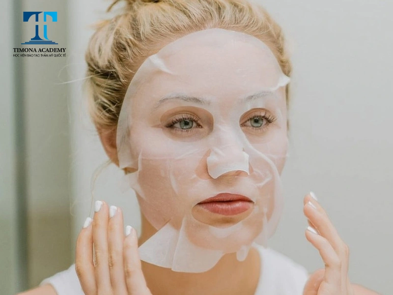 Da khô mụn nên sử dụng mặt nạ giấy khi chăm sóc da