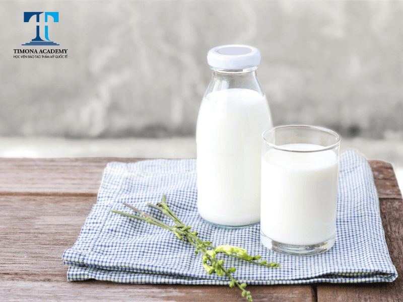 Nếu bạn không biết ăn gì để sẹo lõm nhanh đầy thì sữa là một loại thực phẩm phù hợp