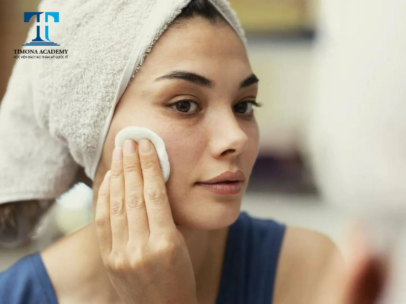 Tẩy trang là bước không thể thiếu trong quy trình skincare cho da nám và tàn nhang
