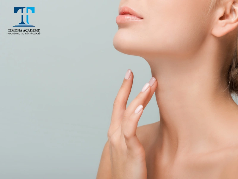 Dưỡng ẩm là phương pháp không thể thiếu khi chăm sóc da cổ chống lão hóa