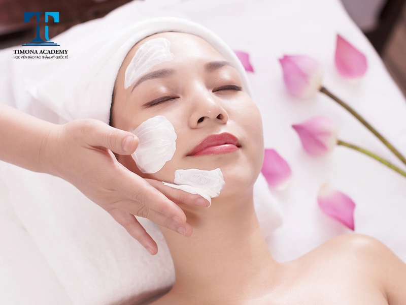 Thoa kem dưỡng da là bước cuối cùng trong quy trình đắp mặt nạ đúng cách