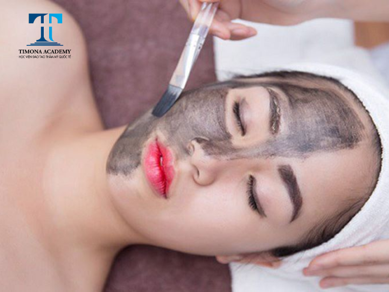 Thoa một lớp mặt nạ carbon trước khi chiếu tia laser điều trị da