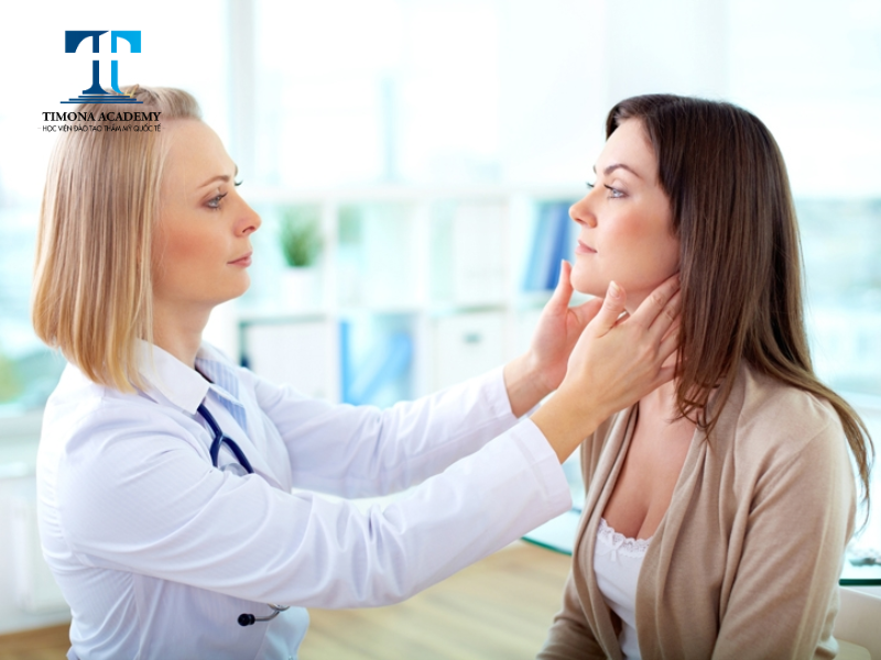 Chuyên gia điều trị sẽ thăm khám tình trạng làn da và tư vấn liệu trình laser carbon phù hợp