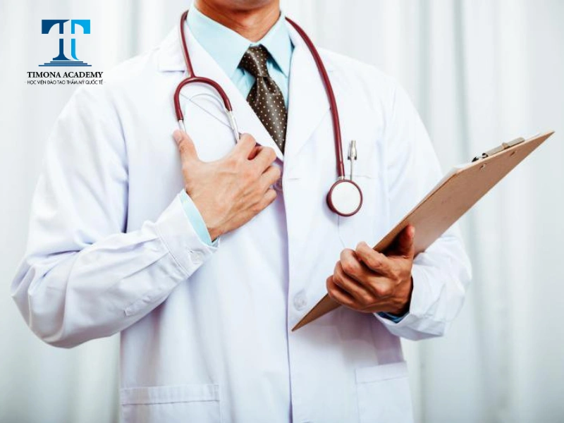 Nếu muốn theo nghề bác sĩ bạn không nên có hình xăm