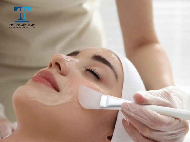 Thoa hoạt chất lên vùng da đã được làm sạch từ trước peel da