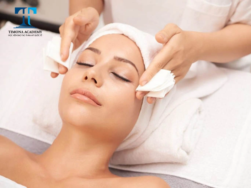 Tẩy trang giúp loại bỏ bụi bẩn, vi khuẩn và lớp trang điểm bám trên da sau một ngày dài hoạt động