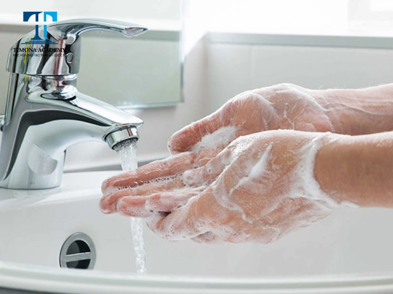 Vệ sinh tay sạch sẽ là bước không thể thiếu trong quy trình rửa mặt đúng cách