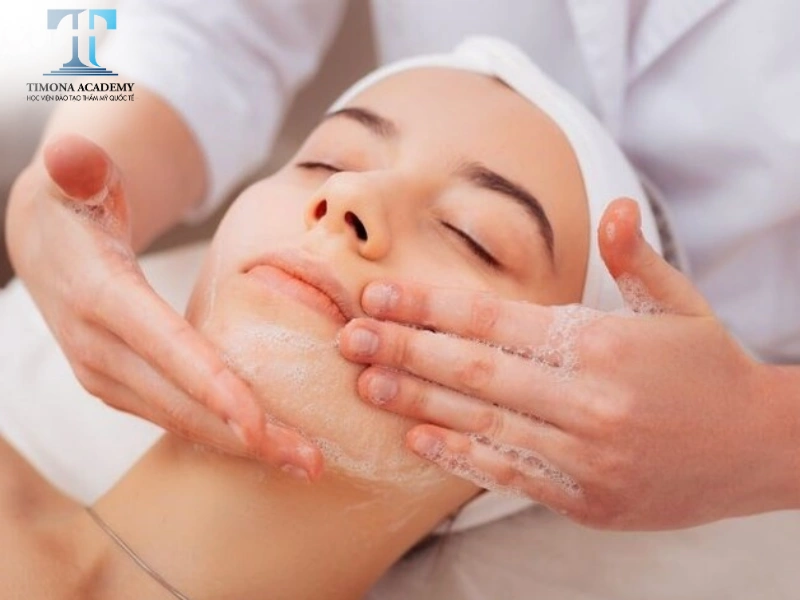 Tạo bọt trên tay trước khi đưa lên mặt massage giúp hạn chế tình trạng kích ứng da