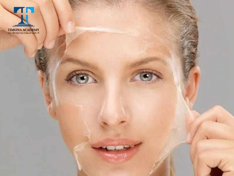 Quy trình skincare cho da nhạy cảm đúng cách không thể thiếu bước tẩy tế bào chết để loại bỏ lớp da bị sừng hóa