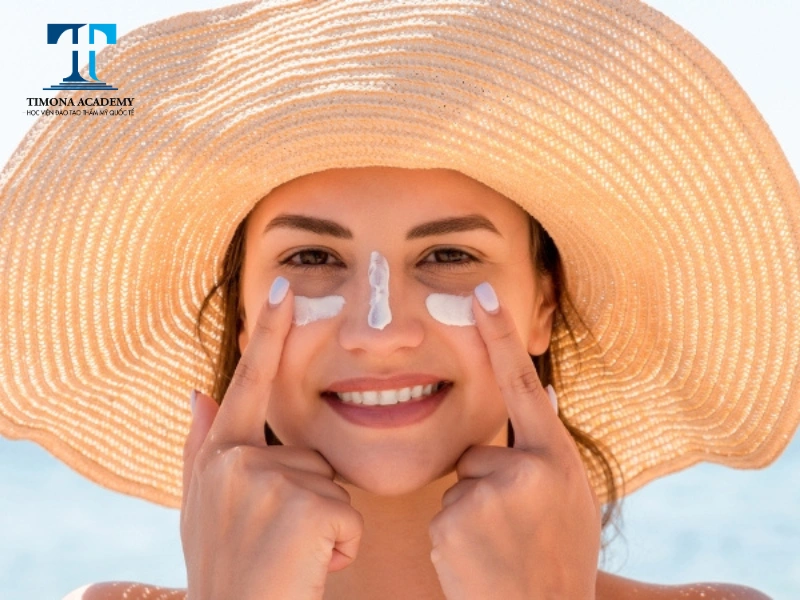 Cần sử dụng kem chống nắng trong bước skincare ban ngày để bảo vệ da khỏi tia UV