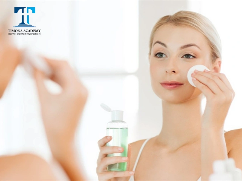 Một bước quan trọng trong quy trình skincare buổi tối là tẩy trang