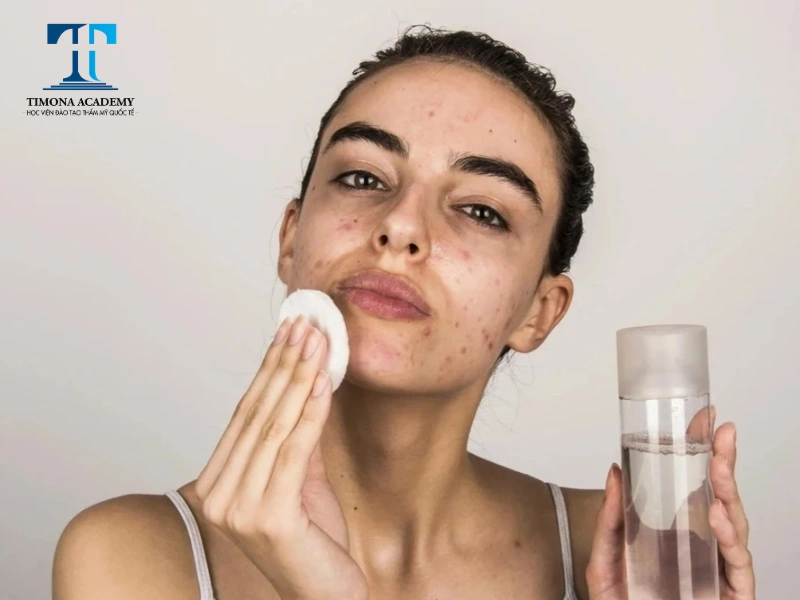 Tẩy trang là bước không thể bỏ qua khi skincare da dầu mụn ẩn vào buổi tối