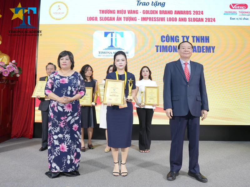 Bà Trần Mỹ Duyên - Phó Giám đốc Học viện Timona nhận bằng khen và cúp vinh danh Top 5 Thương Hiệu Vàng Việt Nam 2024