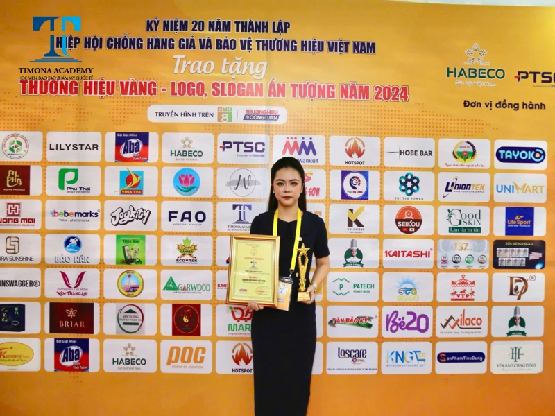 Bằng khen và cúp vinh danh Top 5 Thương Hiệu Vàng Việt Nam 2024