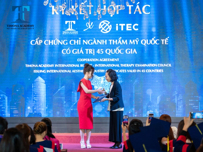 Hai đại diện bắt tay, trong buổi lễ Timona Academy ký kết hợp tác ITEC