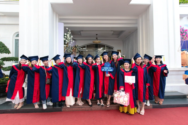 Nhiều học viên xúc động rơi lệ trước khoảnh khắc tri ân
