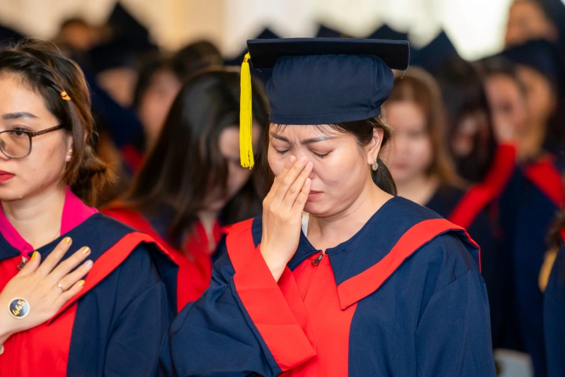 Nhiều học viên xúc động rơi lệ trước khoảnh khắc tri ân phụ huynh - những giọt nước mắt chứa đựng biết bao tình yêu thương và lòng biết ơn sâu sắc