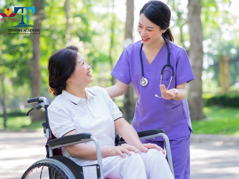 Ngành Điều Dưỡng phù hợp với câu hỏi 2k7 nên học ngành gì hiện nay