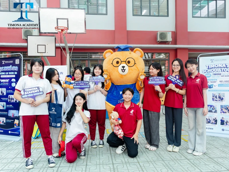 Gấu Timo – “idol quốc dân” – thu hút mọi ống kính, tỏa sáng trong từng khung hình bên cạnh các bạn học sinh