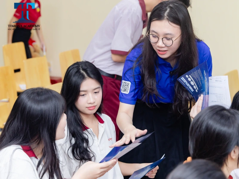 Từng tập tài liệu giới thiệu ngành nghề được đội ngũ tuyển sinh Timona trao tận tay đến các bạn học sinh – như những “chiếc chìa khóa” mở cánh cửa nghề nghiệp trong tương lai