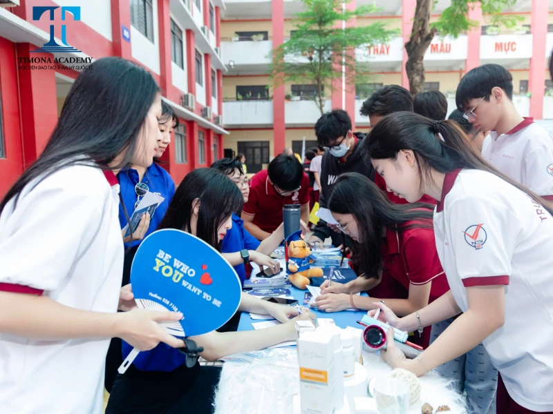 Không khí tại gian tư vấn luôn sôi nổi khi nhiều học sinh chủ động tìm hiểu lộ trình học tập và hướng đi phù hợp sau tốt nghiệp