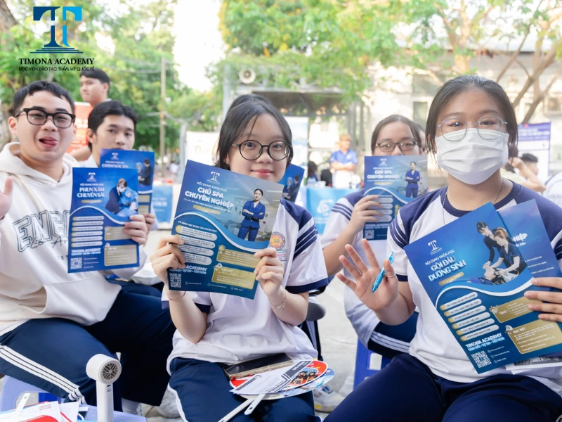 Học sinh trường THPT Hoàng Hoa Thám