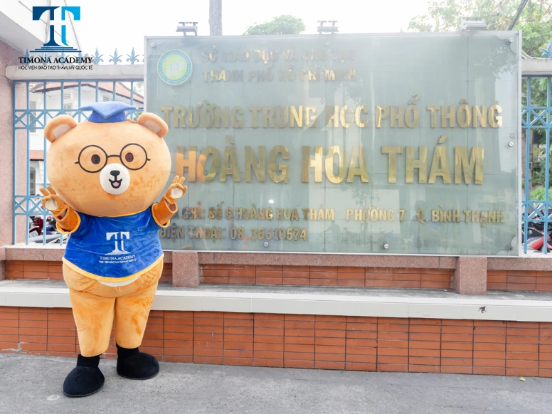 Gấu Timona checkin trường THPT Hoàng Hoa Thám