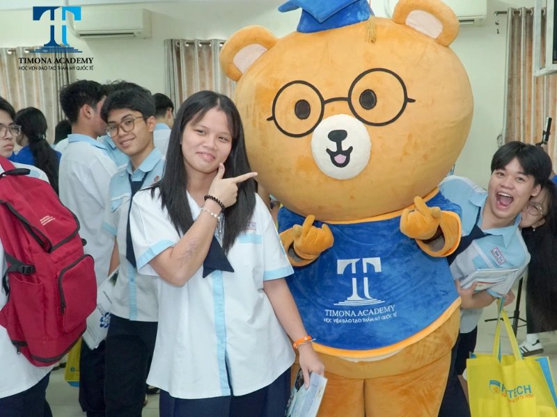 Các bạn học sinh trường THPT Đức Trí checkin cùng gấu linh vật Timona Academy