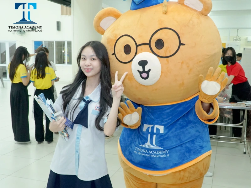 Học sinh THPT Đức Trí checkin cùng gấu linh vật Timona Academy