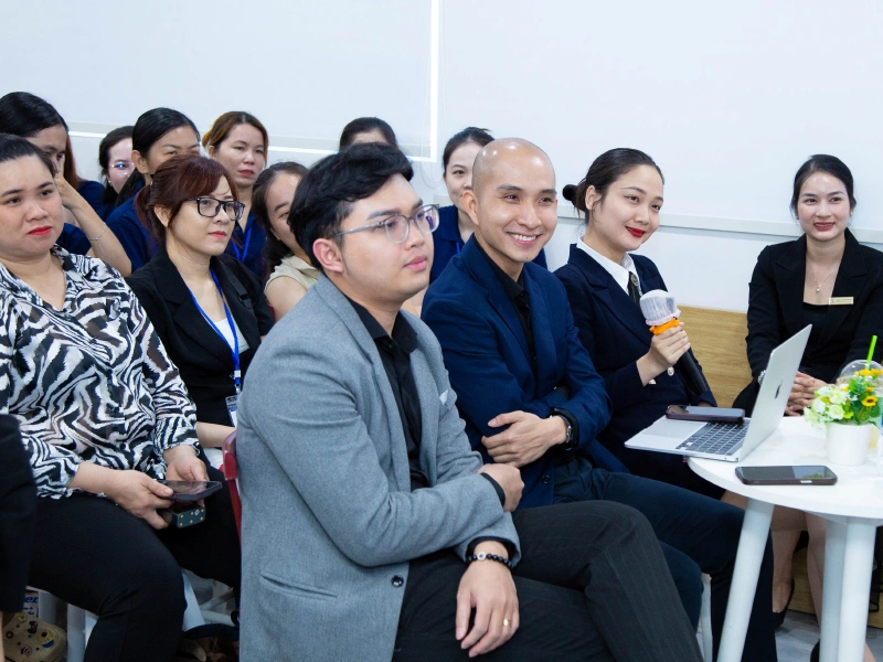 Hội đồng chuyên môn đặt câu hỏi cho các nhóm tham gia