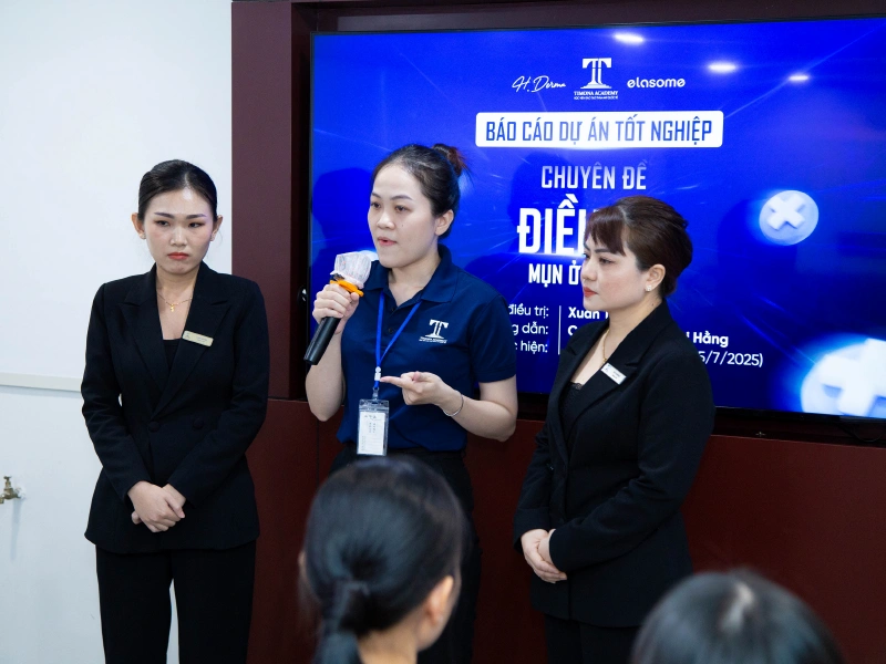 Nhóm học viên Timona Quận 10 trong phần báo cáo