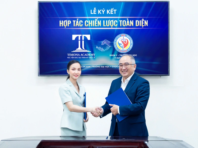 Đại diện Timona và Khoa Y - Trường Đại học Y Dược Cần Thơ thực hiện nghi thức ký kết hợp tác