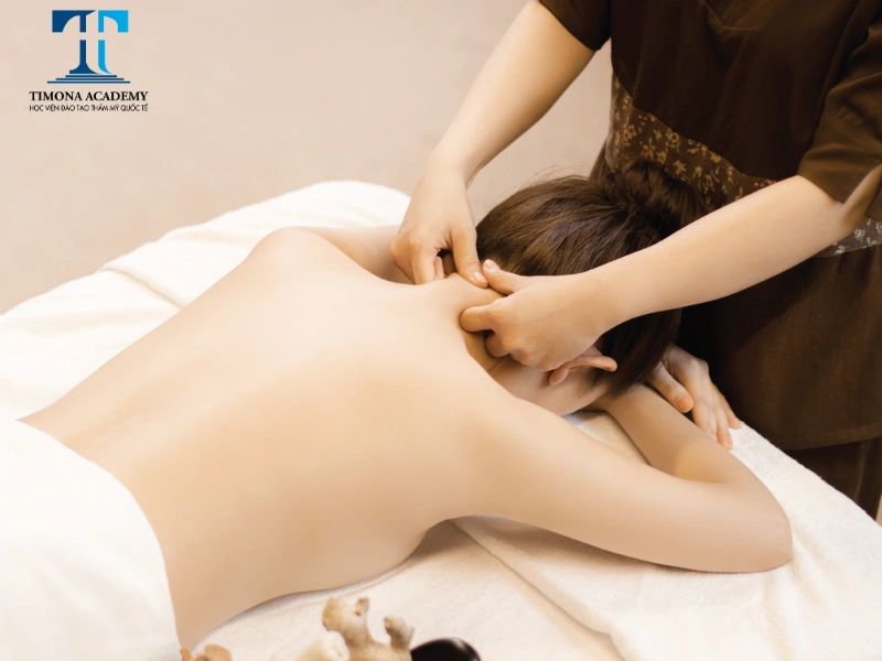 Kỹ thuật viên thực hành trị liệu Đông y – nghề chữa lành hiện đại đang hồi sinh