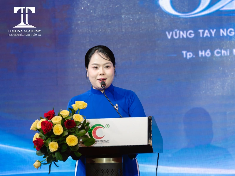 Giảng viên Tiền Ngọc Minh Sang gửi gắm học viên trong lễ tốt nghiệp 2026