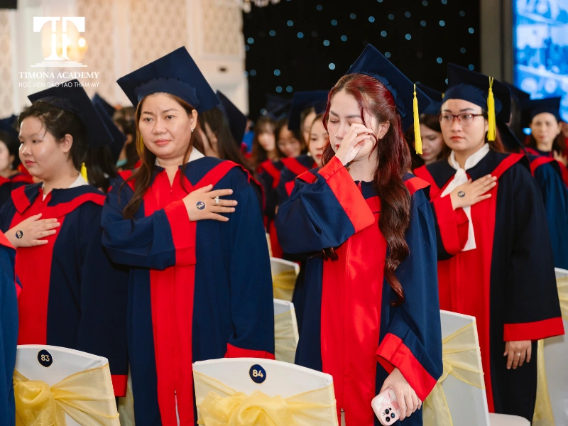 Nhiều học viên xúc động trước khoảnh khắc tri ân